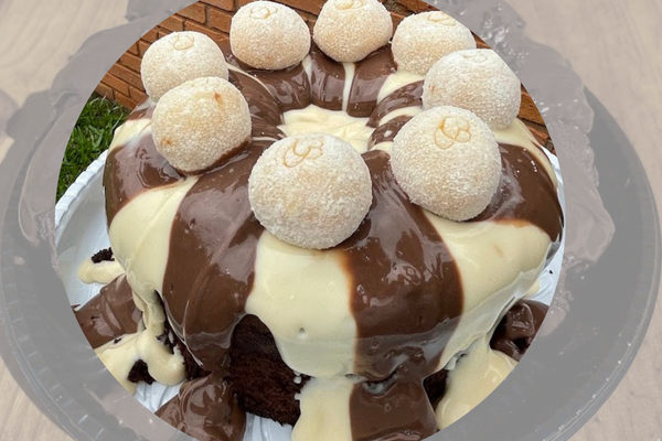 Bolo de casamento branco com detalhes em dourado e flores naturais