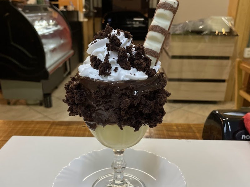 Brownies servidos com sorvete e calda de chocolate